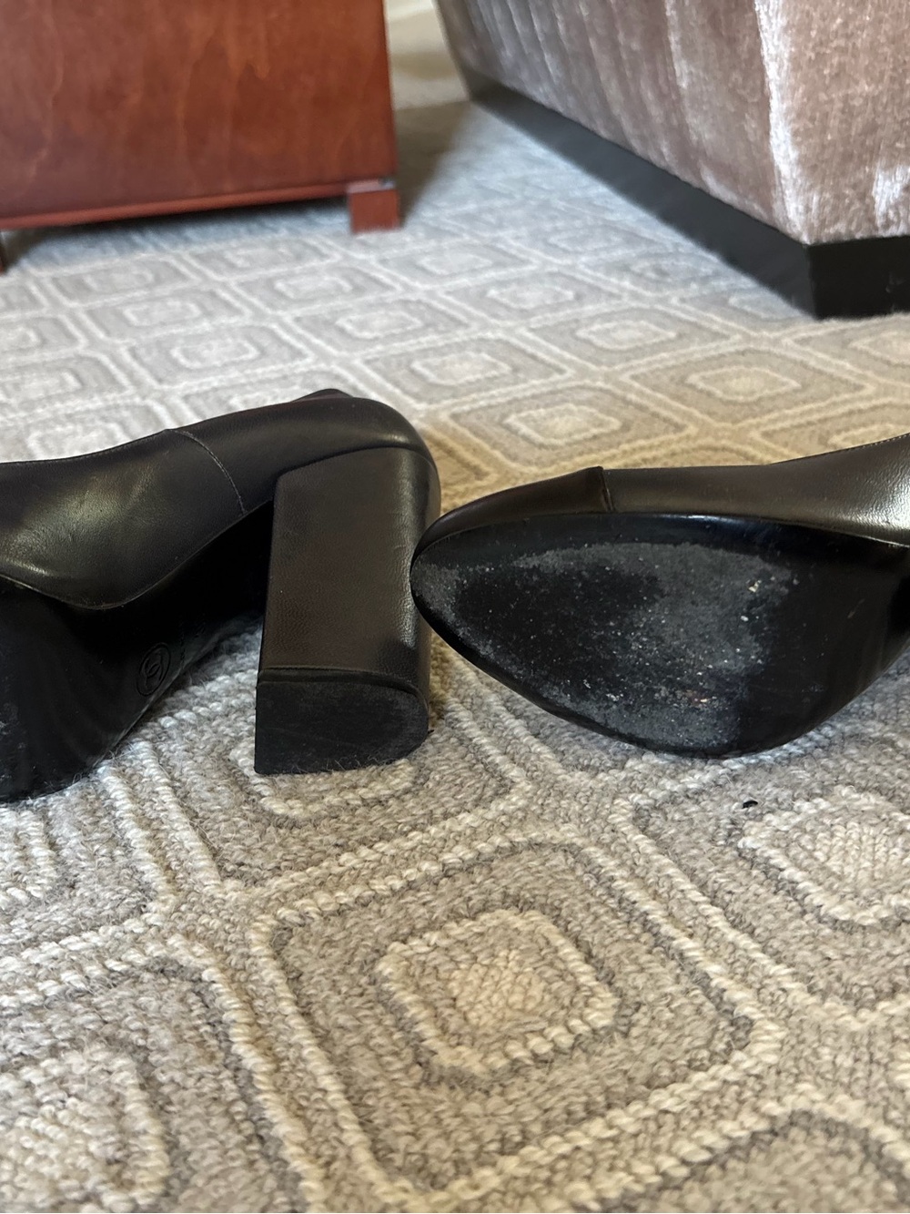 Chanel Black Leather Cap-Toe Pumps – Size 39 - Picture 2 of 4